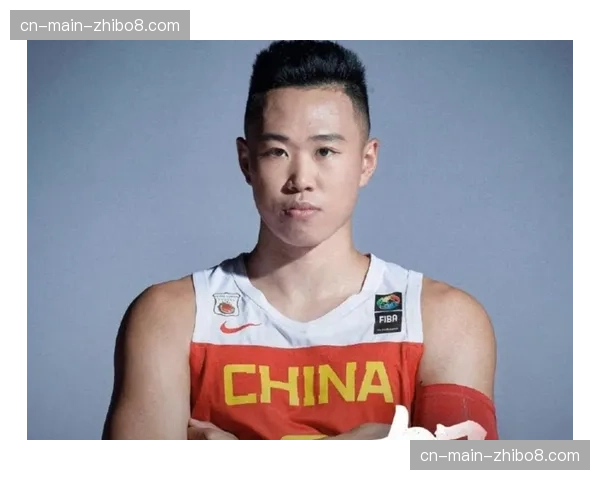 特写：沈梓捷完成封盖后，与贺希宁撞胸庆祝