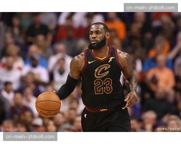 终场哨响，41岁詹姆斯独自走向更衣室，湖人季后赛征程充满未知